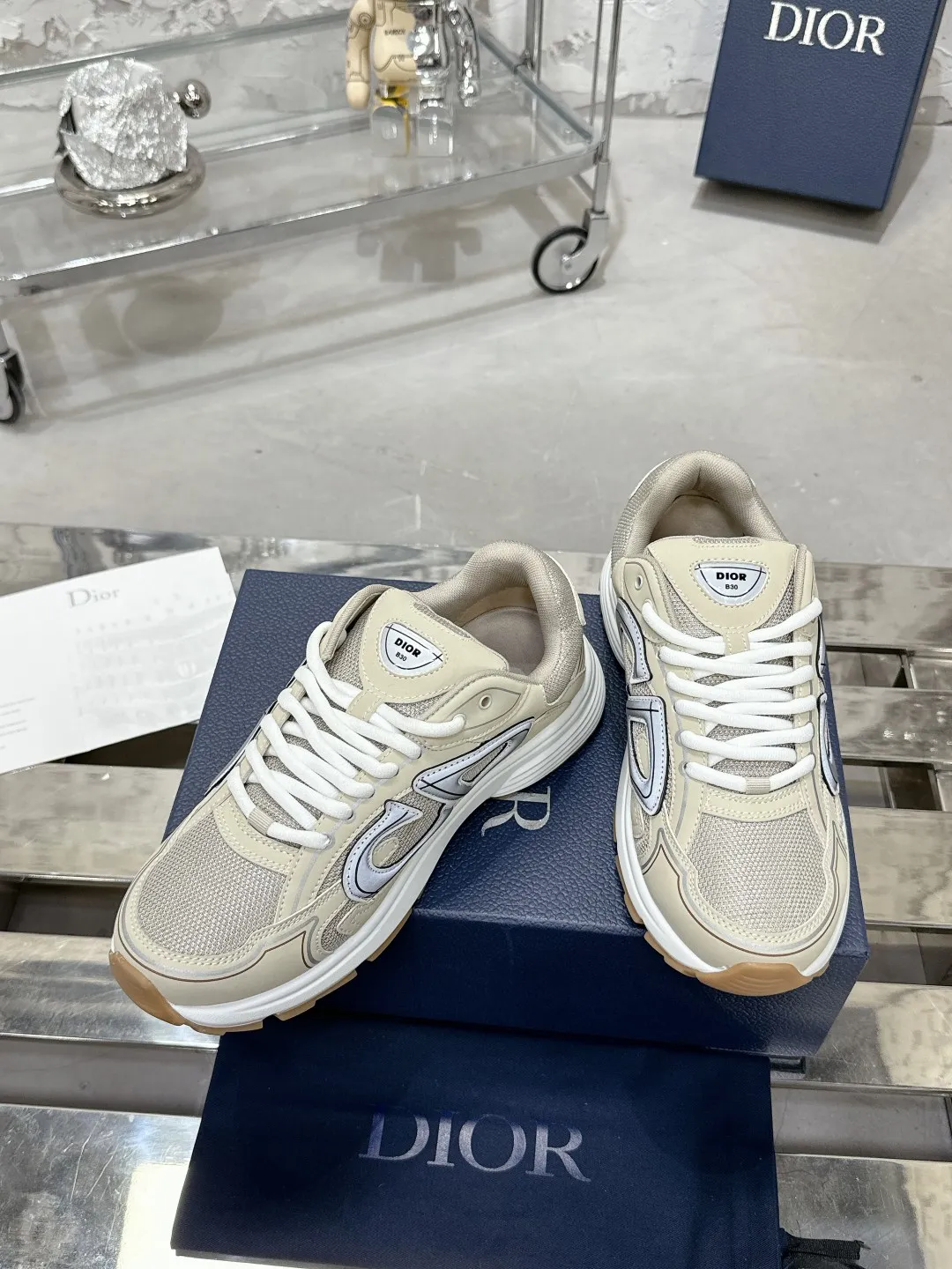 Men's men's shoes 💰600❤️❤️❤️High version Dior Dior's latest color matching B30 series reflective dad sneakers original 17380💰 purchased for development and production Brand new B30 sneakers Dad Shoes style shoes that follow the trend of the retro market The Dior logo on the tongue also indicates that this pair of shoes is the B30 model! B30 uses fine-textured leather and mesh cloth materials to form a shoe body. There are conspicuous letters CD on both sides of the shoe body to indicate identity. Many lines on the shoe body outline details to make the shoes look less monotonous and full of retro flavor. The delivery counter is exquisitely packaged🛍📦 ▪️Fabric: Original customized technical fabric + mesh ▪️Inner lining: Customized breathable lining ▪️Outsole: Original molded IP foam + TPU outsole ▪️Sole thickness: 3.5CM ▪️Size: Women’s size 35-40 / Men’s size 39-46